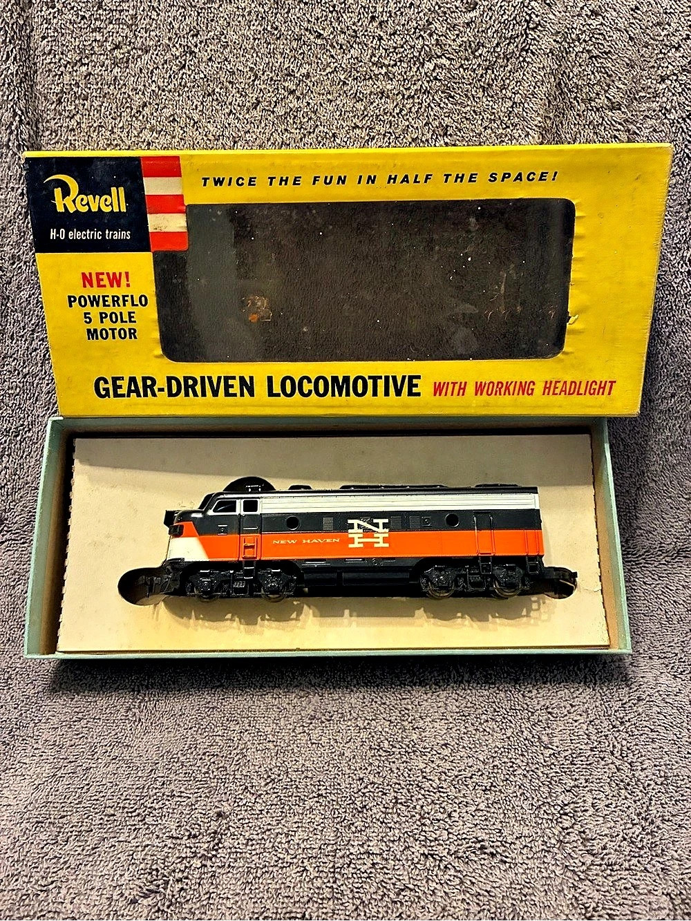 Revell HO Scale New Haven Gear-Driven Locomotive with Working Headlight